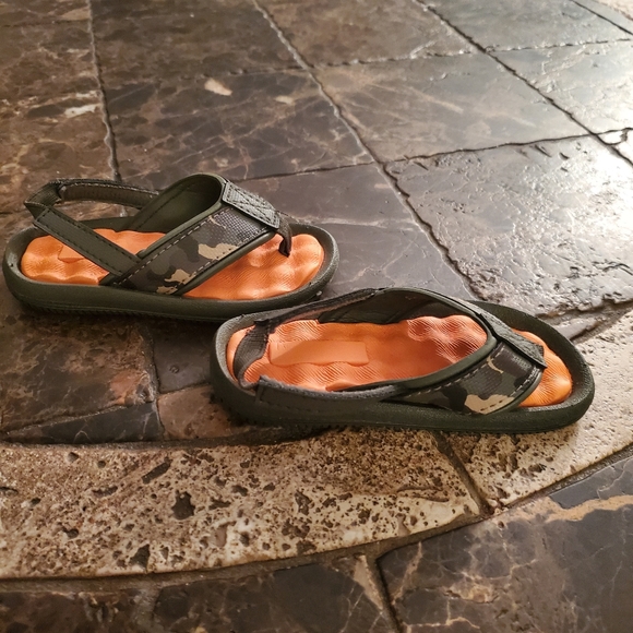 Little boy size 4-5 camouflage sandals NWOT - Picture 3 of 5
